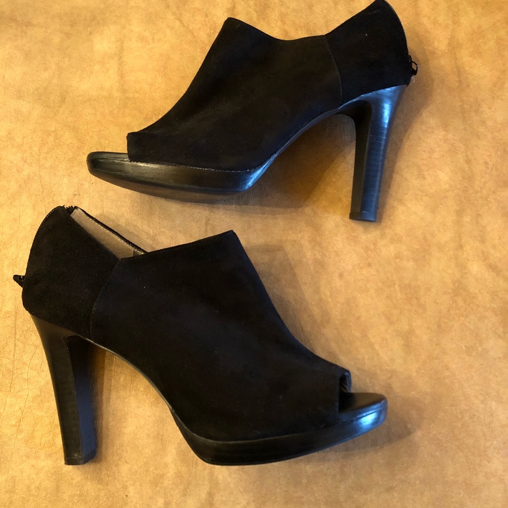 BRAND NEW! Banana Republic suede peep toe bootie